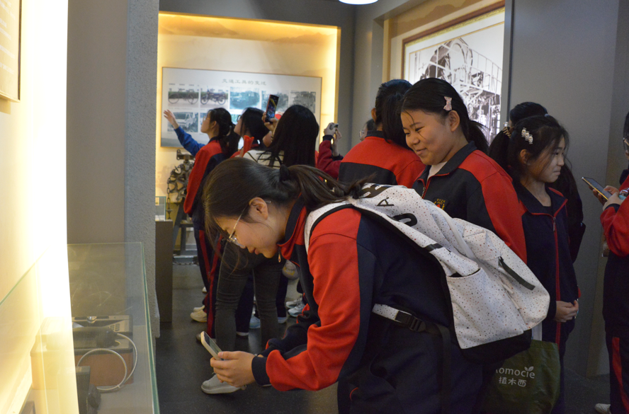 2024年3月31日雪宫中学师生到AG庄闲集团博物馆发展社会实际活动